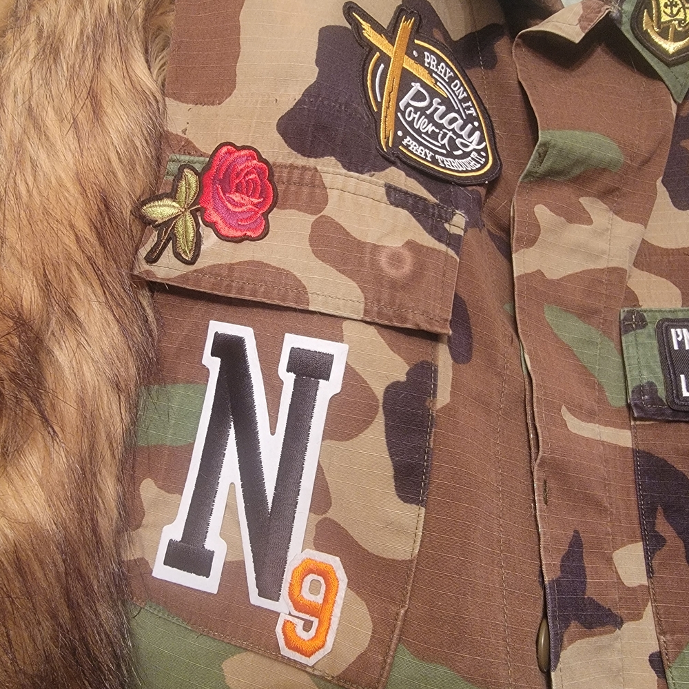 Custom Green Camouflage Jacket with Faux Fur Sleeves And PATCHES - Picture 3 of 6